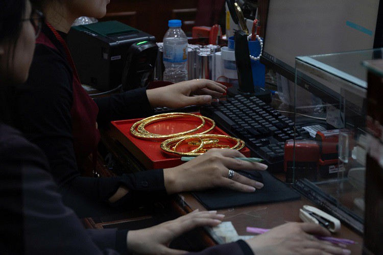 Nhiều người mang vàng đi bán lúc giá điều chỉnh giảm sâu.