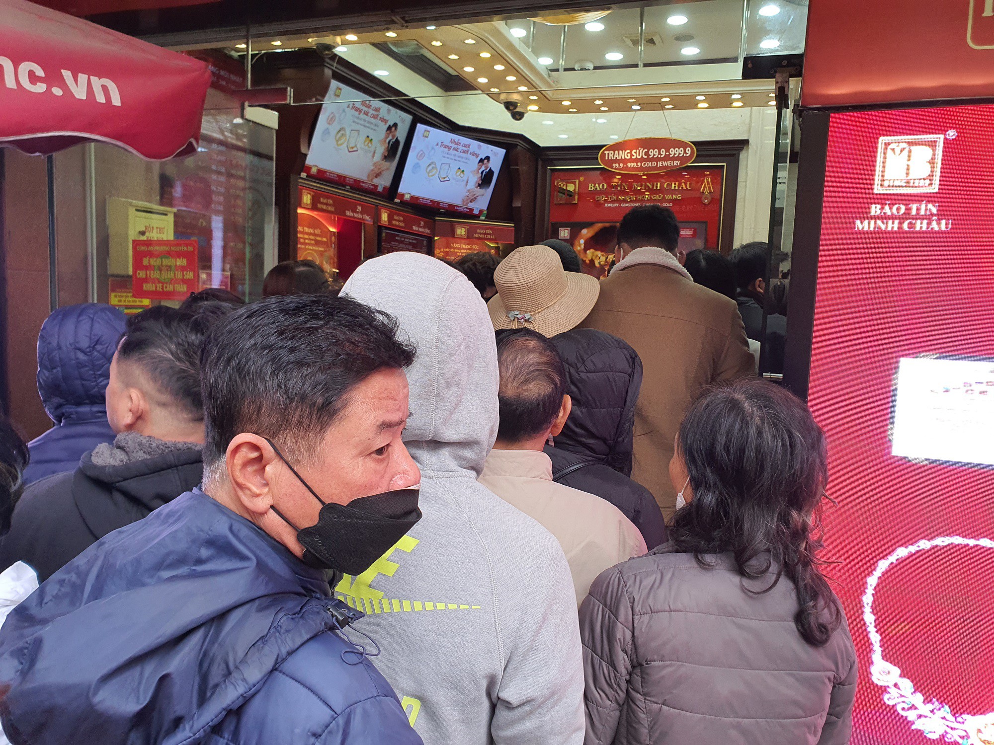 Các chuyên gia cho rằng, giá vàng hoàn toàn do người mua bán quyết định.