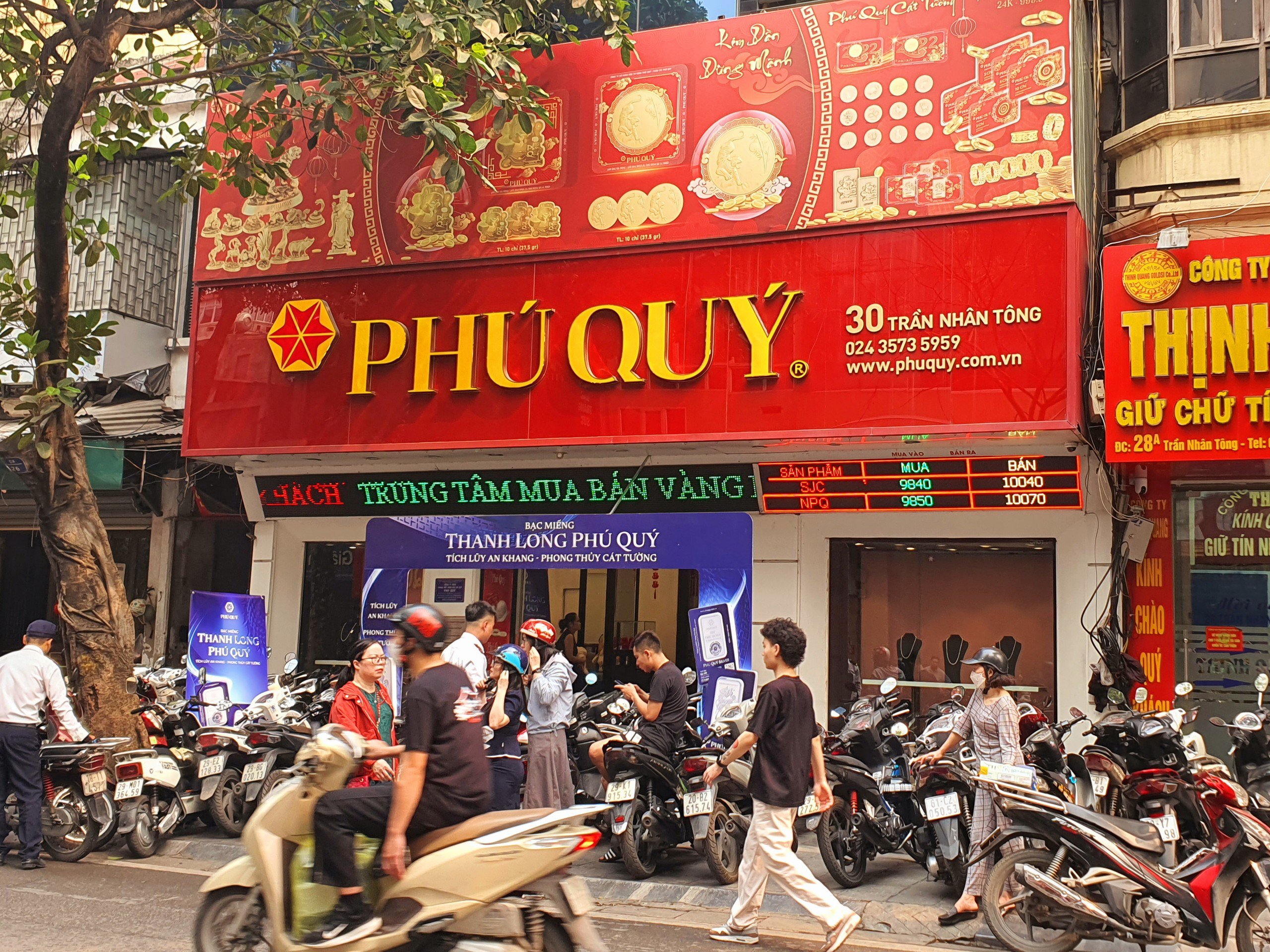 Vàng nhẫn tròn trơn được Phú Quý niêm yết ở mức 98,5-100,7 triệu đồng/lượng (mua – bán), tăng 1,7 triệu đồng/lượng ở chiều mua vào, tăng 1,7 triệu đồng/lượng ở chiều bán ra so với phiên sáng qua. Chênh lệch mua bán ở mức 2,2 triệu đồng/lượng.