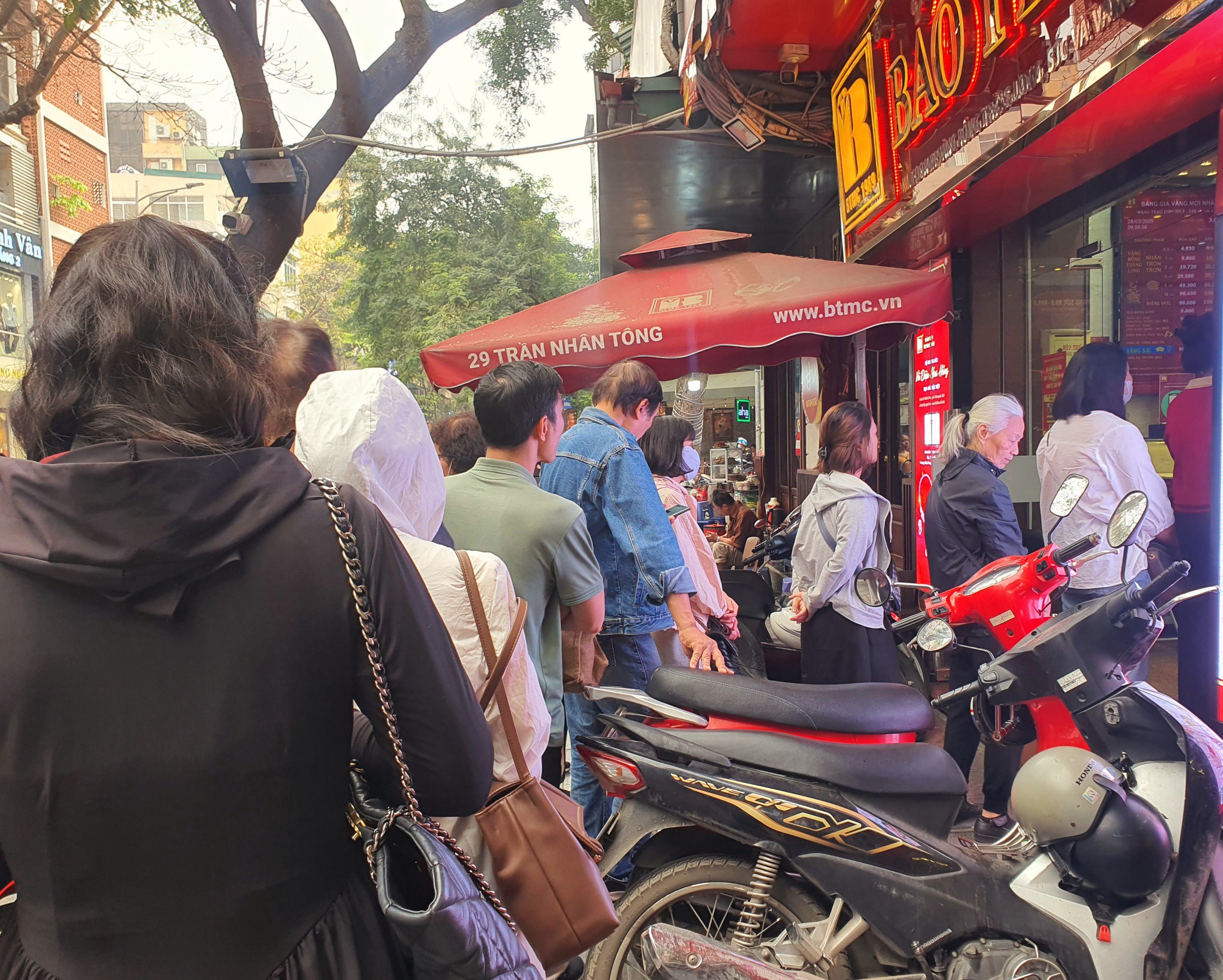 Giá vàng lập đỉnh nhờ được hỗ trợ bởi nhu cầu trú ẩn an toàn trước lo ngại căng thẳng thương mại toàn cầu leo thang và thị trường chứng khoán lao dốc sau thông báo về mức thuế ô tô mới của Tổng thống Mỹ Donald Trump.