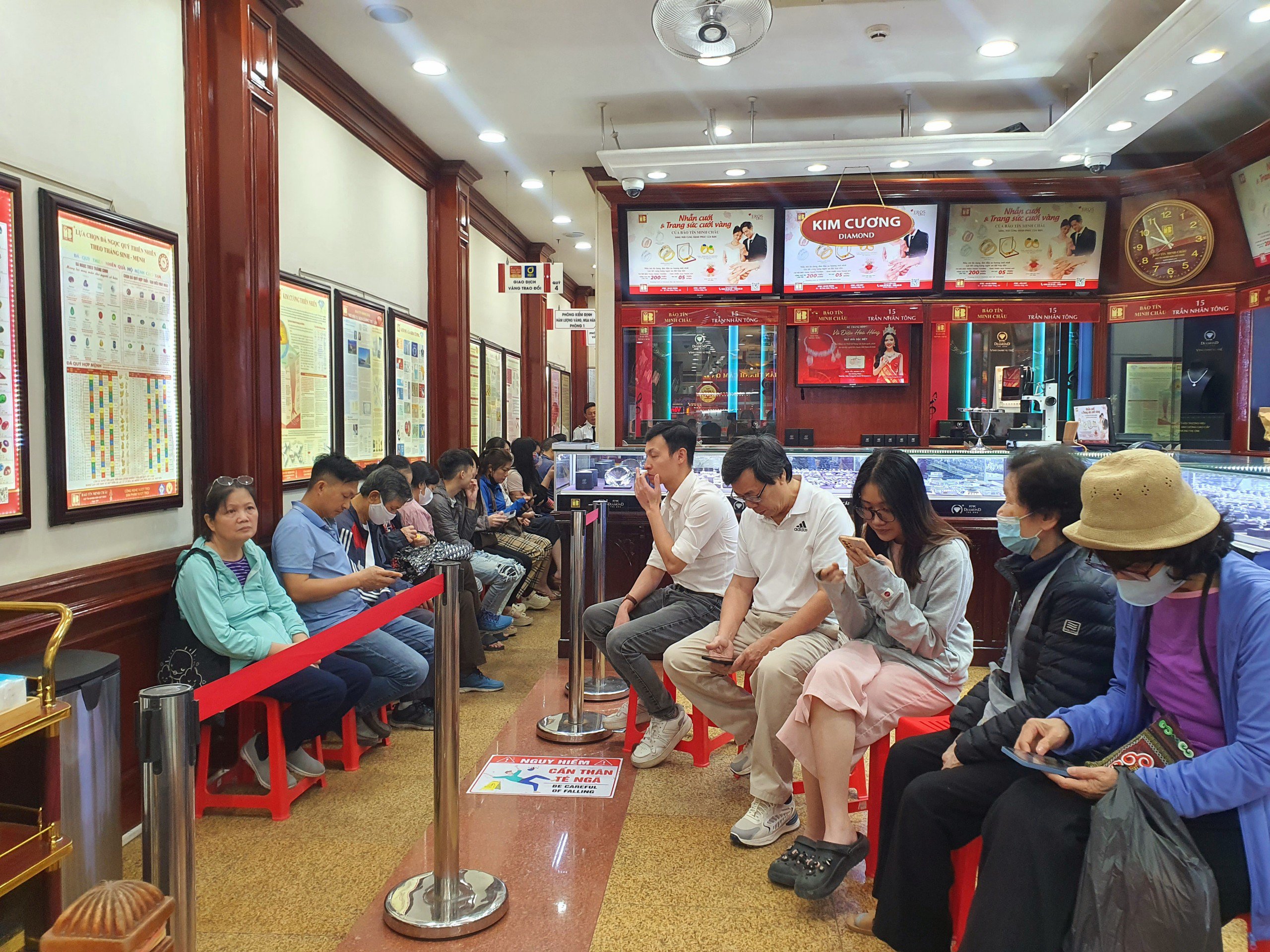 Lãnh đạo các quốc gia cho biết sẽ có biện pháp đáp trả thuế 25% mà Tổng thống Mỹ Donald Trump áp lên xe hơi nhập khẩu. Thị trường chứng khoán toàn cầu chao đảo khi cổ phiếu của một số nhà sản xuất ô tô lớn nhất thế giới lao dốc.