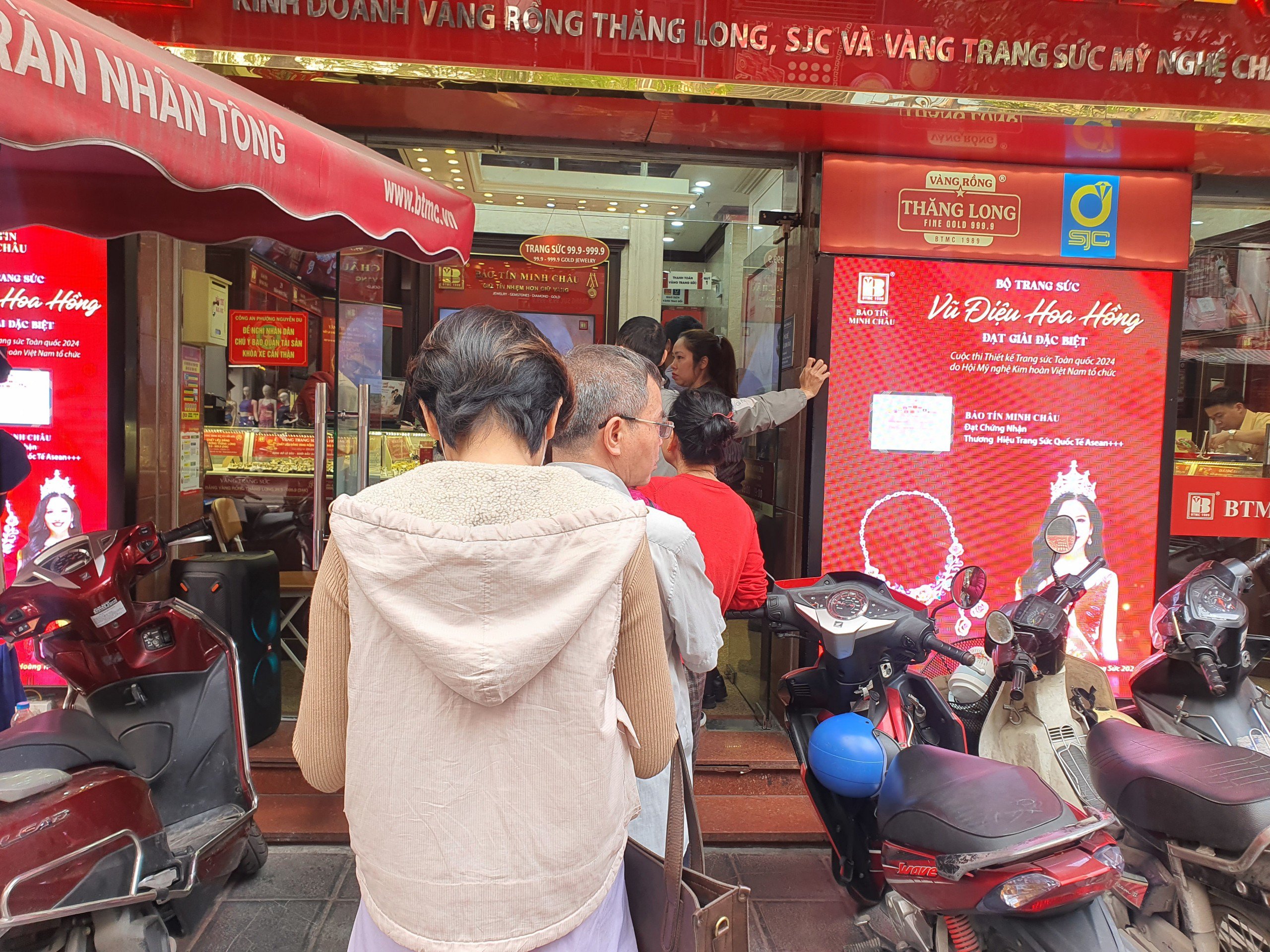 Theo chuyên gia vàng Trần Duy Phương, thời gian qua, giá vàng tăng nóng đã tác động mạnh đến tâm lý người mua. Người dân, nhà đầu tư đang nghĩ đổ tiền vào vàng phần lớn sẽ lãi nên chấp nhận đu đỉnh khi vàng lên mức 100 triệu đồng/lượng.