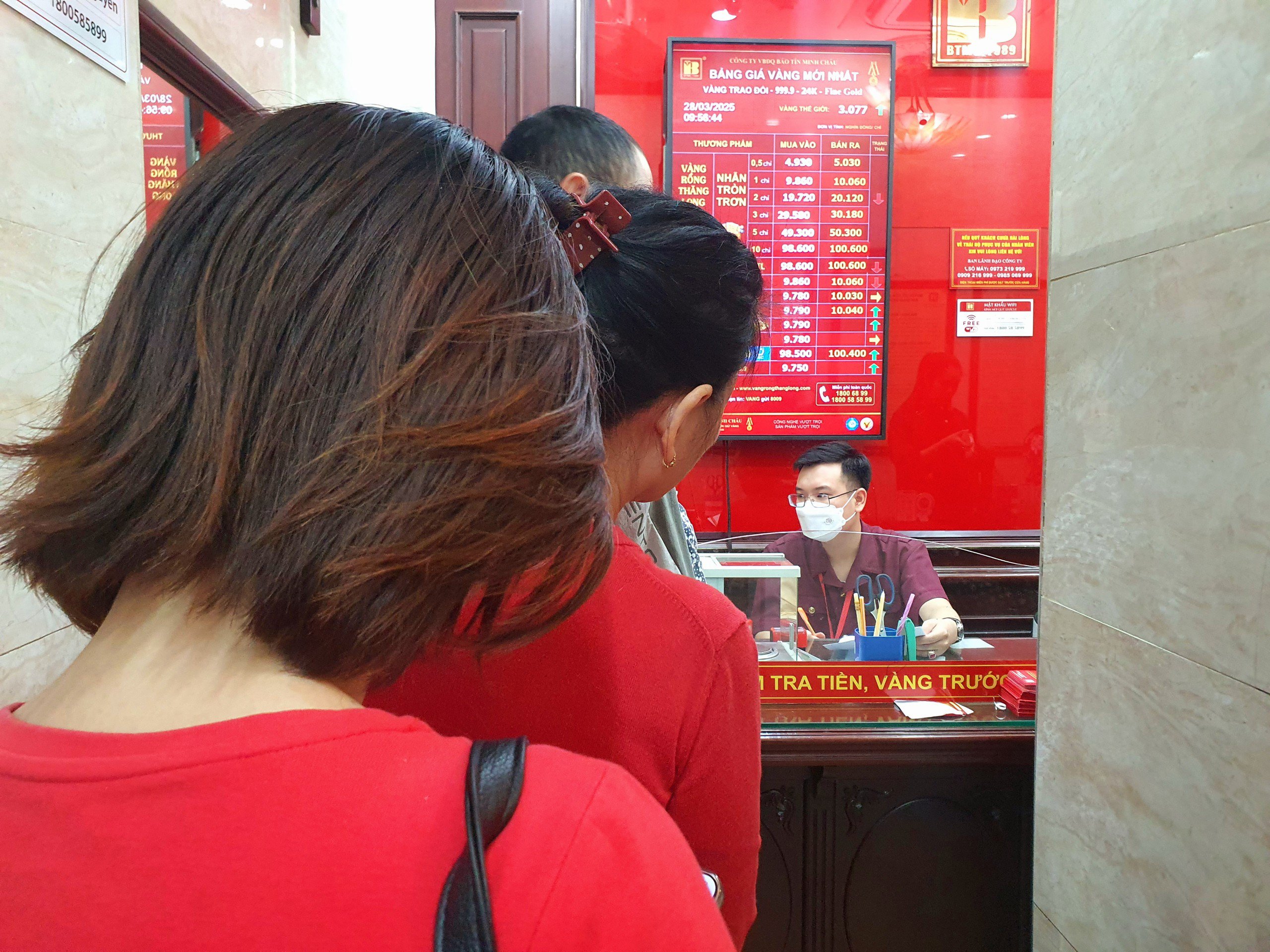 Tuy nhiên, ông Phương cho rằng,&nbsp;thời điểm này khá rủi ro khi xuống tiền mua vàng&nbsp;vì giá vàng thế giới có khả năng suy giảm, điều chỉnh trở lại sau thời gian tăng nóng.