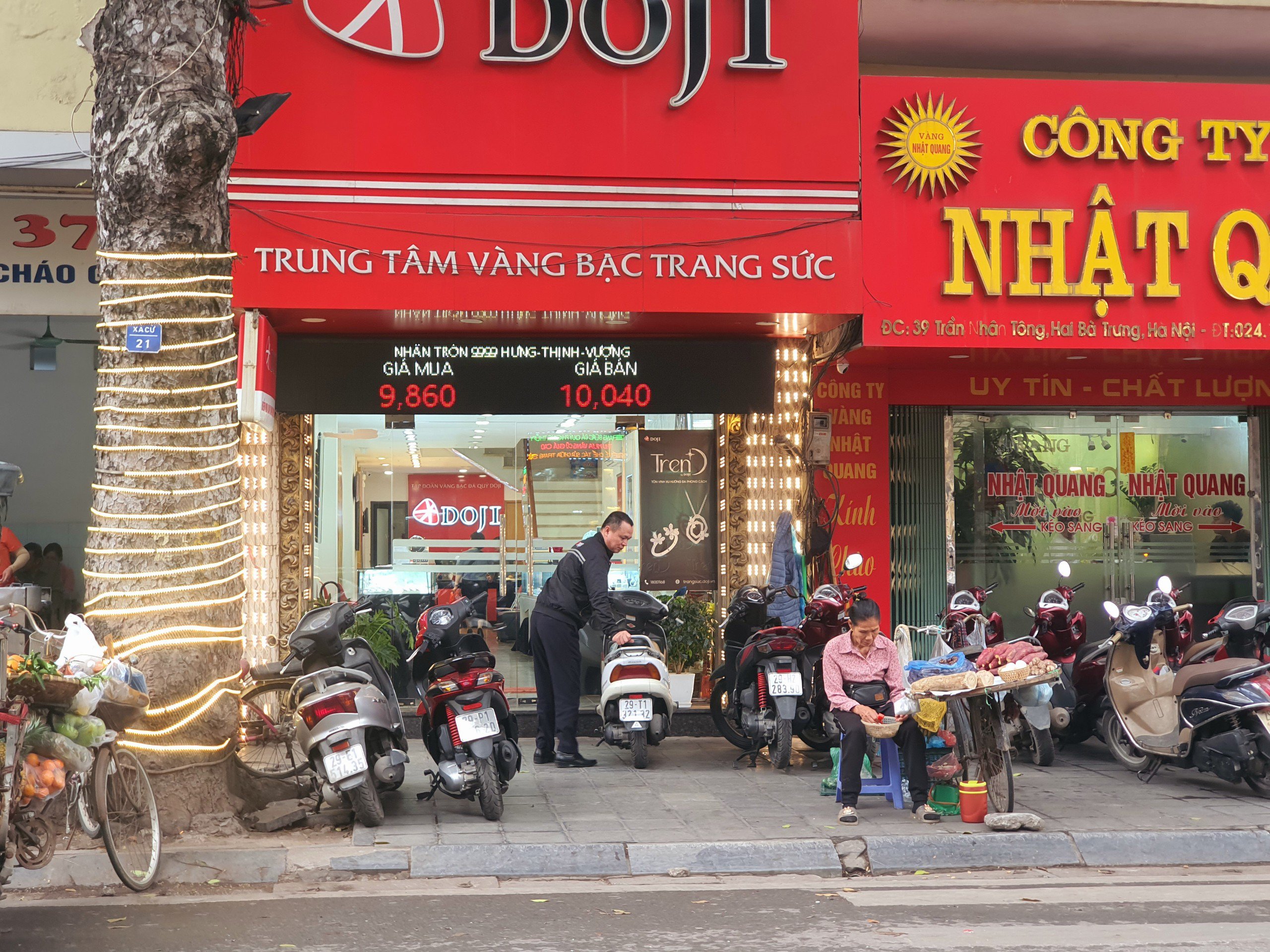 Doji niêm yết giá vàng nhẫn Hưng – Thịnh – Vượng ở mức 98,6-100,4 triệu đồng/lượng (mua – bán), tăng 2 triệu đồng/lượng ở chiều mua vào, tăng 1,4 triệu đồng/lượng ở chiều bán ra so với phiên sáng qua. Chênh lệch mua bán ở mức 1,8 triệu đồng/lượng.