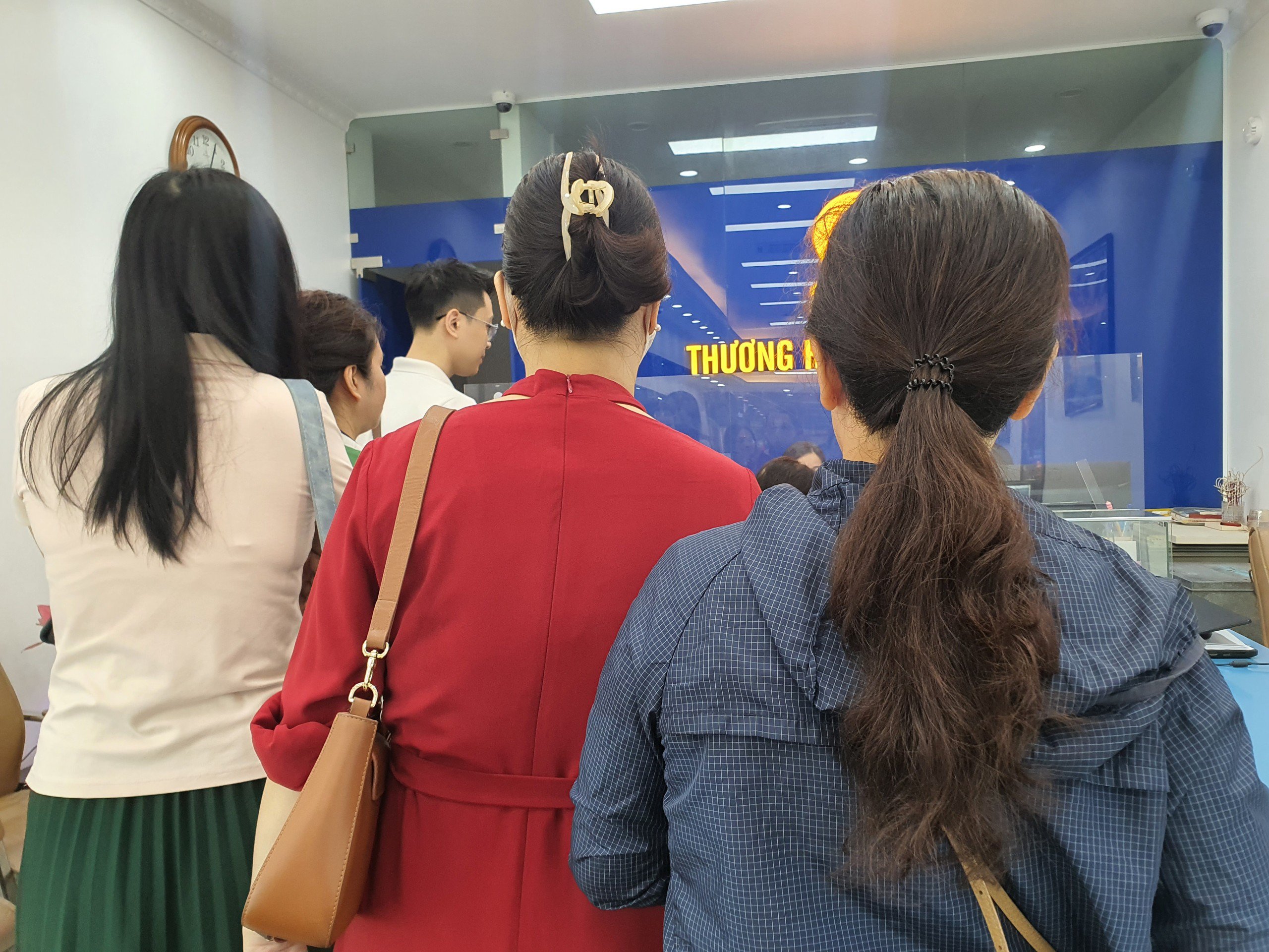 Trong khi đó, Trung tâm của SJC tại 18 Trần Nhân Tông sáng nay cho phép mỗi người mua trực tiếp 1 lượng vàng miếng SJC. Tuy nhiên, cửa hàng chỉ bán ra cho 8 người xếp hàng đầu tiên và chưa mua vàng trong vòng 7 ngày gần nhất.