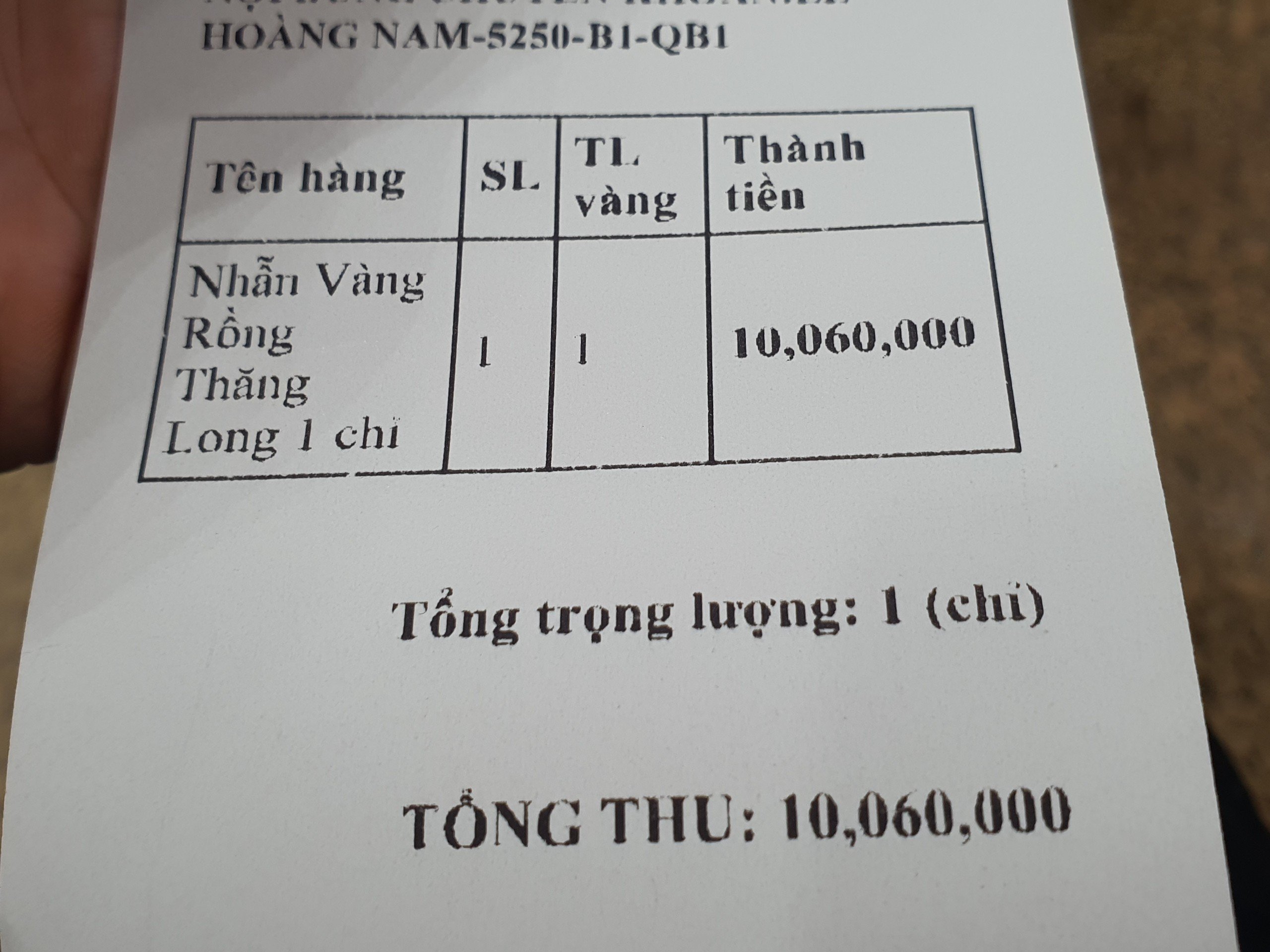 Đến cửa hàng vàng từ 8h30 sáng nhưng chị Huyền Trang (Ba Đình, Hà Nội) vẫn xếp sau khoảng 40&nbsp;người và phải đến hơn 10h sáng chị mới có thể cầm vàng trên tay.
