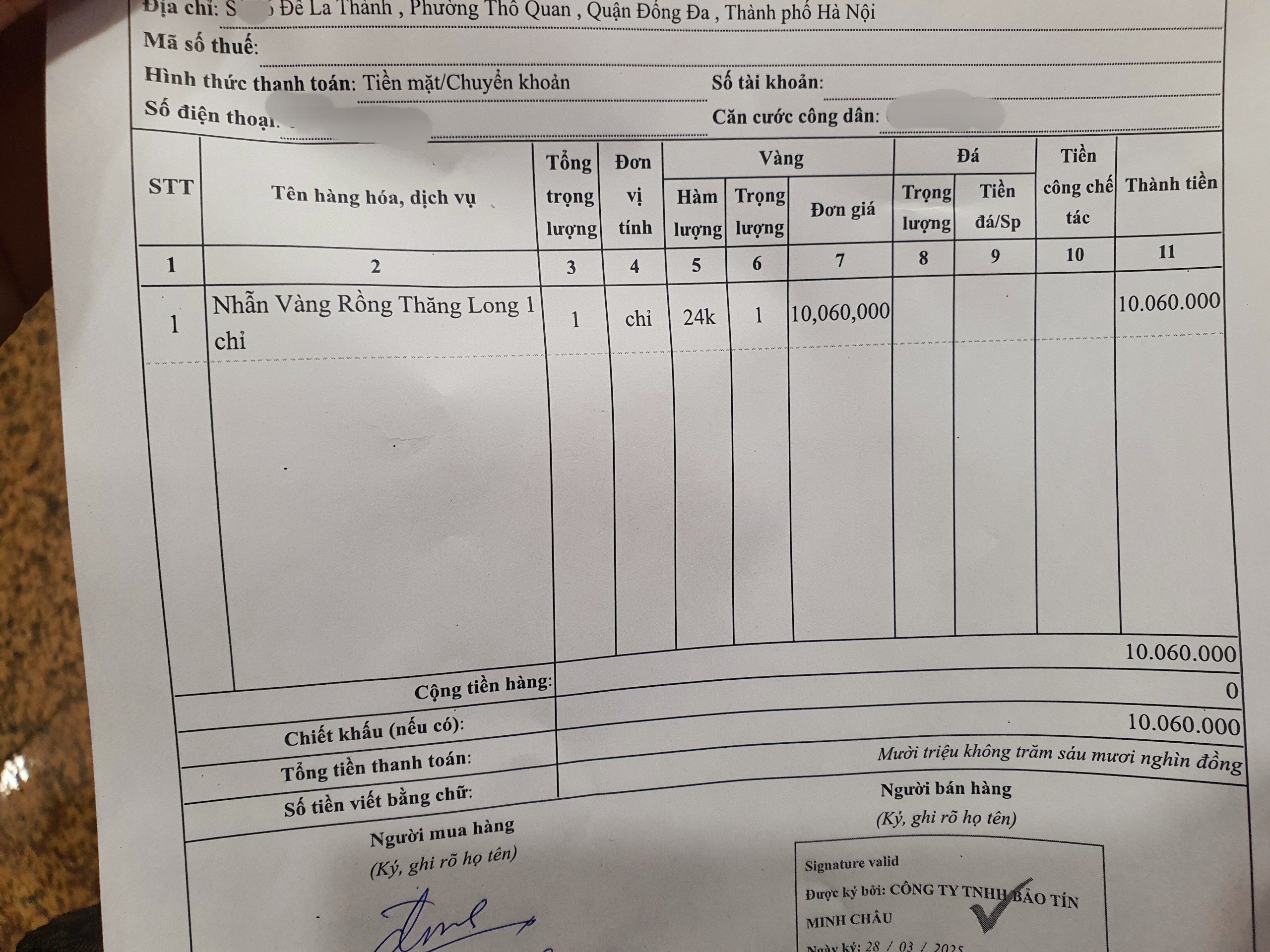 Cùng mẹ đi xếp hàng từ sáng sớm để mua vàng, chị Thanh (Đống Đa, Hà Nội) cho biết, mỗi cửa hàng chỉ cho phép mỗi người mua 1 chỉ vàng. Chị đi qua Phú Quý mua được 1 chỉ, sang Bảo Tín Minh Châu mua thêm được 1 chỉ nữa là 2.