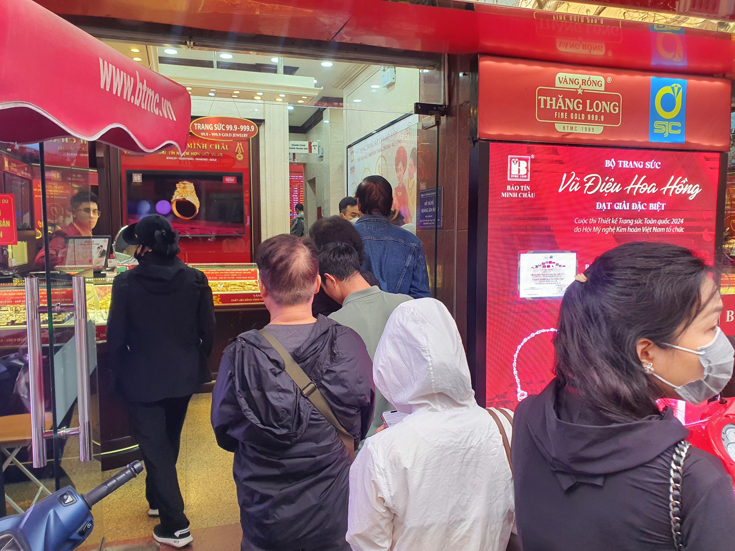 Theo quan sát của PV, mặc dù giá vàng lên cao nhưng trong sáng nay, khách đến chủ yếu là để mua vàng.