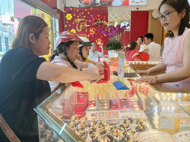 Giá vàng thế giới và đồng USD cùng giảm sâu nhưng giá vàng miếng SJC, vàng nhẫn duy trì ở mức cao gần 93 triệu đồng/lượng.