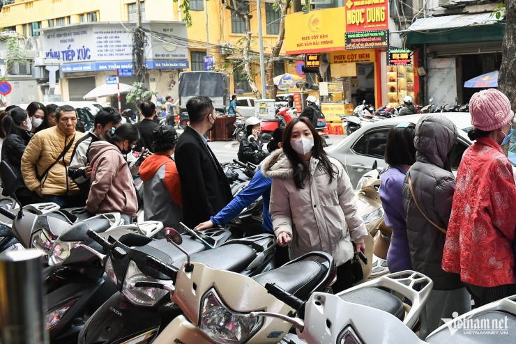 Nguyễn Thị Trang (áo trắng) cho biết cô đã đứng xếp hàng 30 phút vẫn chưa tới lượt vào mua.