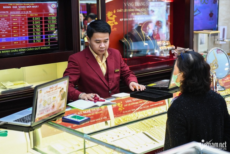 13h30, giá vàng niêm yết ở ngưỡng 100 triệu đồng/lượng.