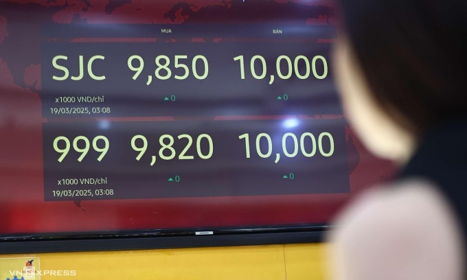 Biểu niêm yết giá vàng lần đầu cán mốc 100 triệu mỗi lượng, vào chiều 19/3/2025. Ảnh: Quỳnh Trần