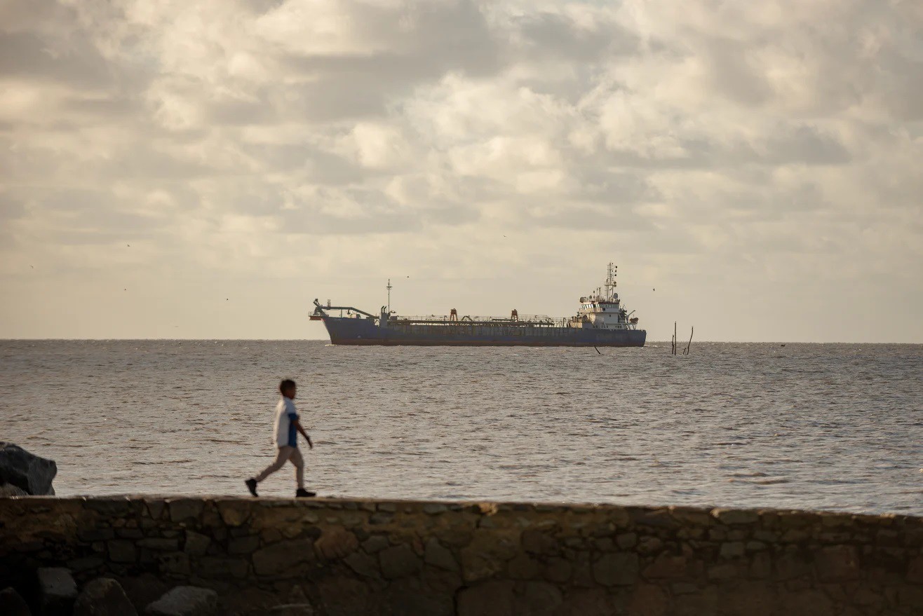 Một con tàu đang nhổ neo ngoài khơi bờ biển Georgetown, Guyana, vào ngày 9 tháng 3 năm 2025.