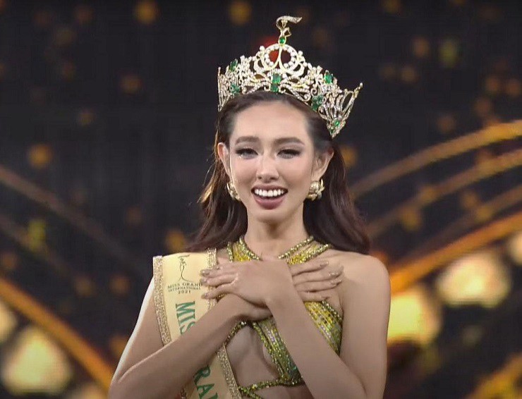 Khoảnh khắc Thùy Tiên đăng quang Hoa hậu Hòa bình Quốc tế 2021.