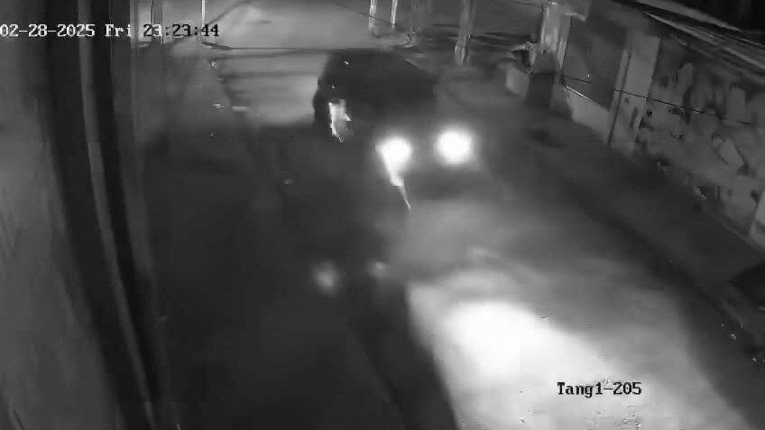 Ôtô đâm ngã người đi bộ rồi bỏ chạy