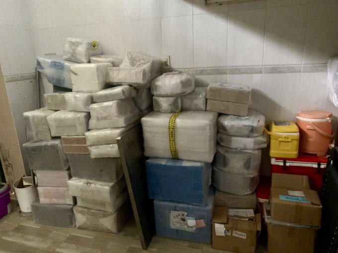 Căn nhà của ông Vũ hiện vẫn chất đầy các sản phẩm ông đã nhận từ nhóm lừa đảo. Ảnh: Nhân vật cung cấp