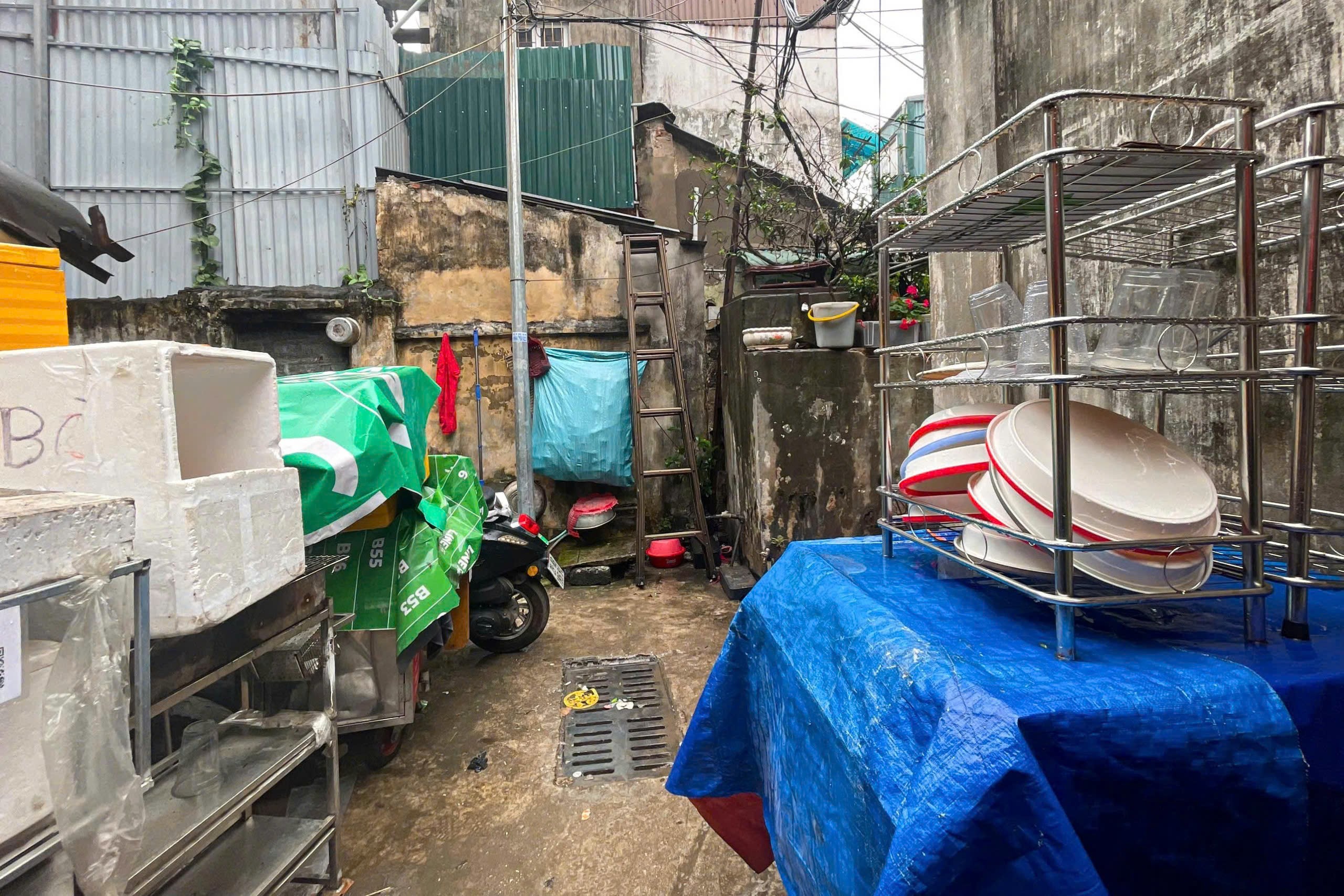 Vì không gian trong nhà chật hẹp, các gia đình tận dụng triệt để diện tích bên ngoài để làm nơi cất đồ đạc, vật dụng cá nhân và gia đình.