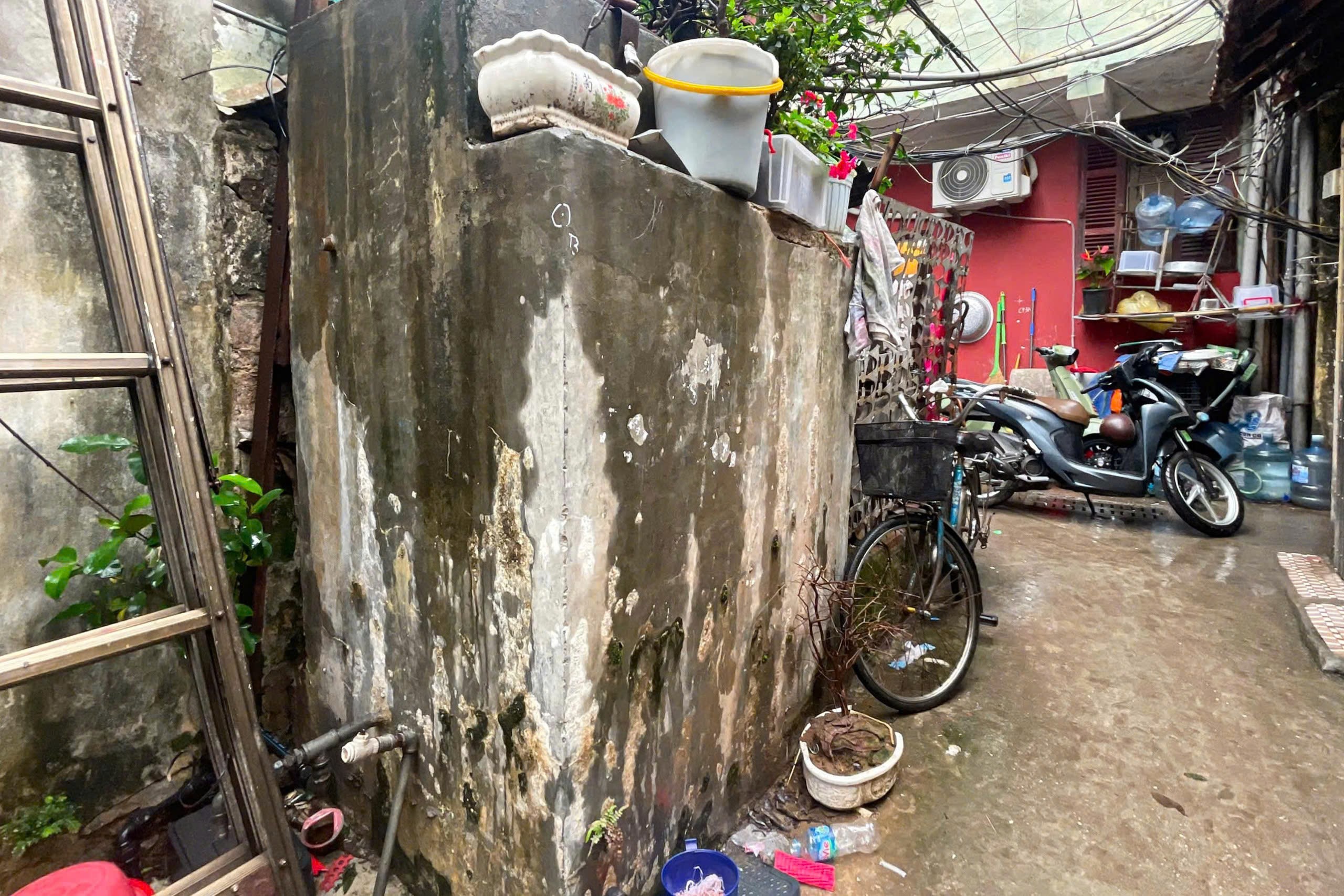 Khác với vẻ hào nhoáng, rực rỡ của các cửa hàng, cửa hiệu ngoài mặt phố, các hộ dân phía trong các con ngõ nhỏ trong diện di dời đang sống trong các căn hộ chật chội, tối tăm, đang xuống cấp nghiêm trọng.