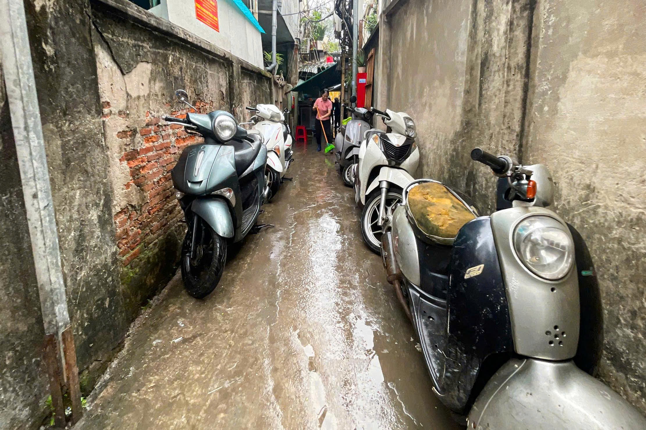 Phía trong con ngõ 61 Đinh Tiên Hoàng (Hoàn Kiếm, Hà Nội), lối vào chỉ vừa một chiếc xe máy di chuyển là khoảng 20 hộ dân sinh sống.