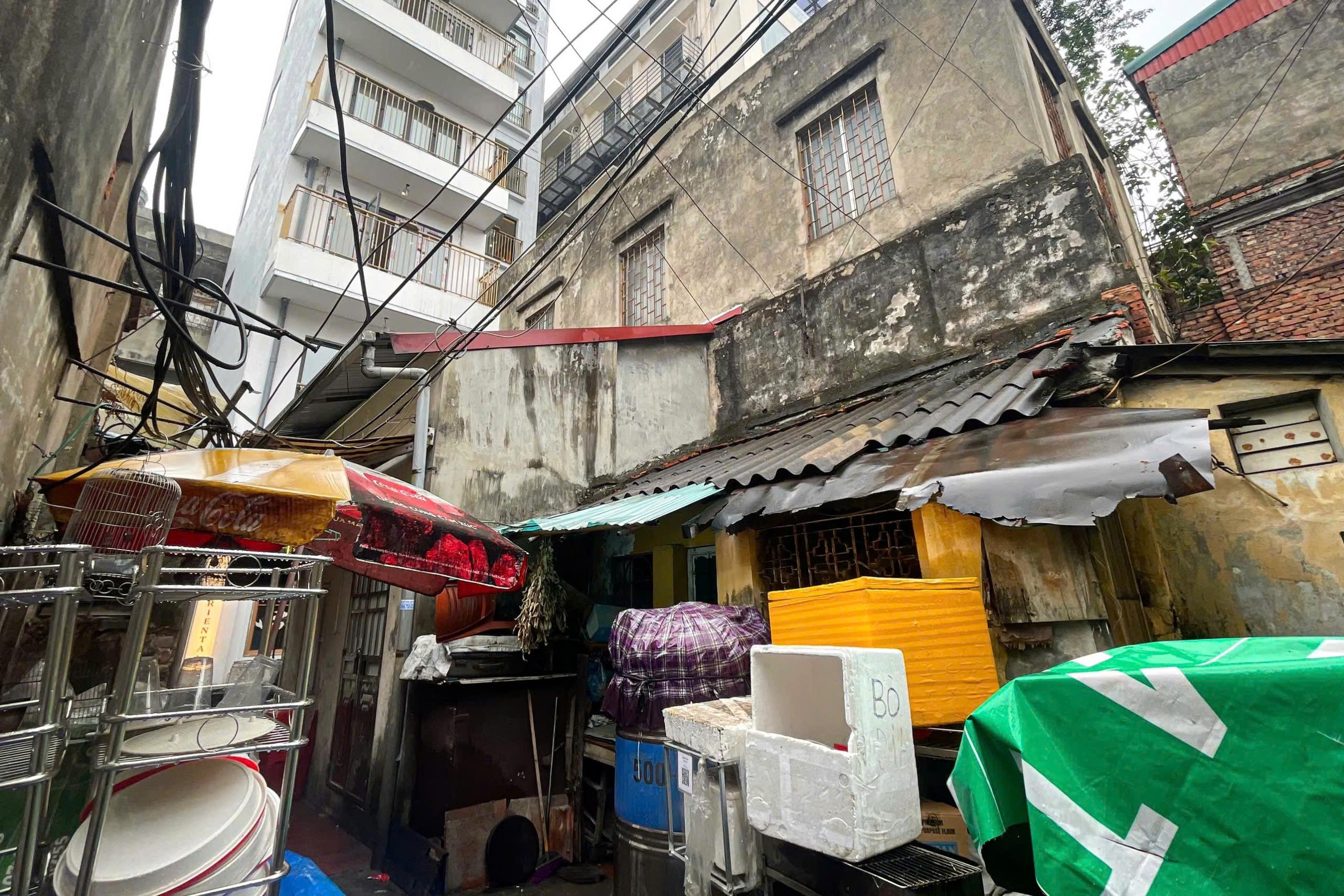 Ẩn sâu bên trong là những mái nhà lụp xụp, xung quanh chất đầy các loại thùng xốp, chai nhựa và các vật dụng gia đình đã cũ.