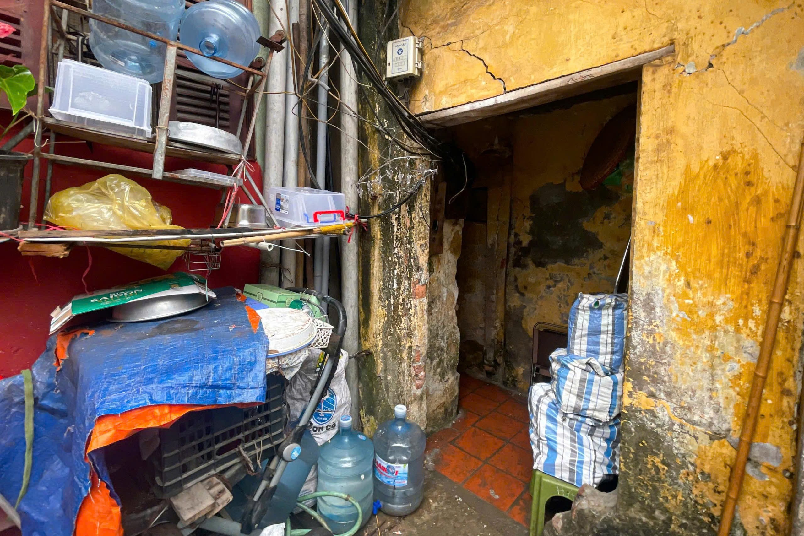 Chỉ cách mặt phố vài bước chân là lối ra vào của các căn hộ chật hẹp với những bức tường loang lổ, nứt nẻ, xuống cấp nghiêm trọng.