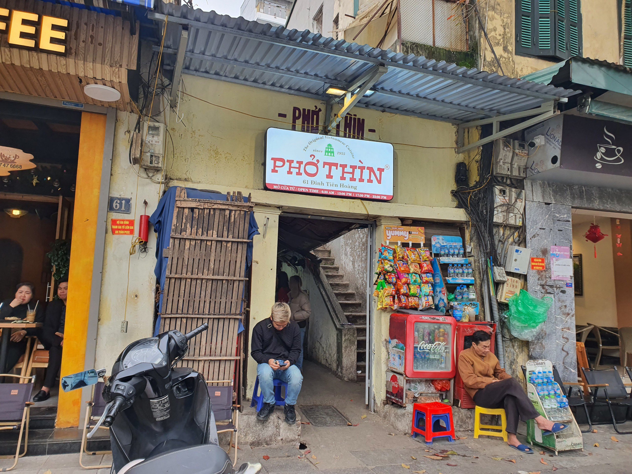 Để phục vụ dự án cải tạo, mở rộng không gian phía Đông hồ Hoàn Kiếm thành quảng trường và không gian đặc biệt, thành phố Hà Nội có chủ trương di dời 12 trụ sở cơ quan, đơn vị và khoảng 40 hộ dân.