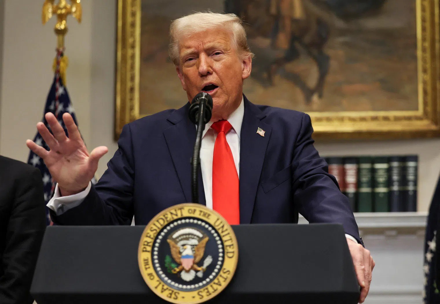 Ông Trump lại vừa làm gì mà thị trường tài chính chao đảo? - 1