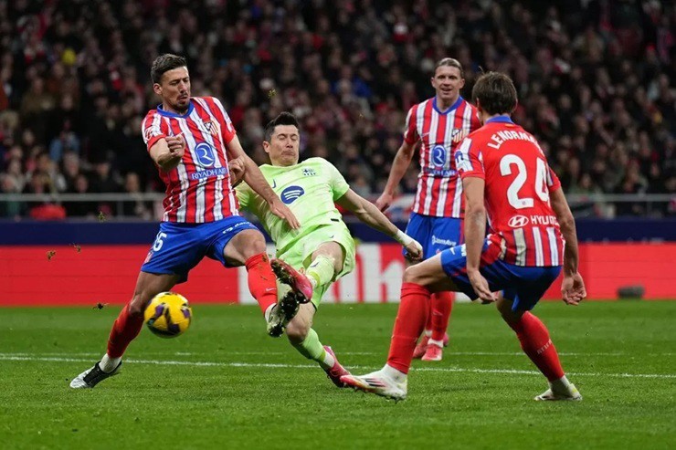Robert Lewandowski mở ra cuộc lội ngược dòng cho Barcelona