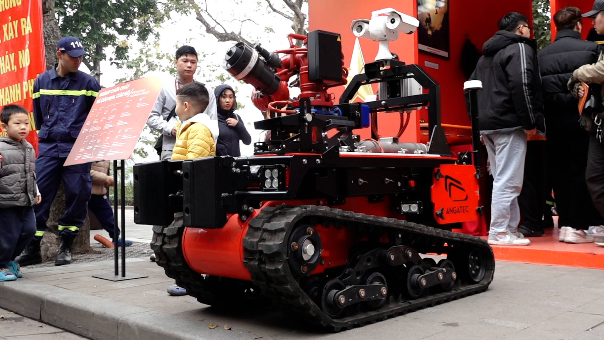 Robot có thể leo cầu thang, chữa cháy thay người