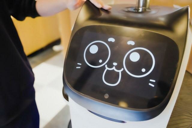 japanese-cat-robot-waiter-bellabot-family-restaurant-cute-touch-ears-video-photos-2-1-17415940...jpg