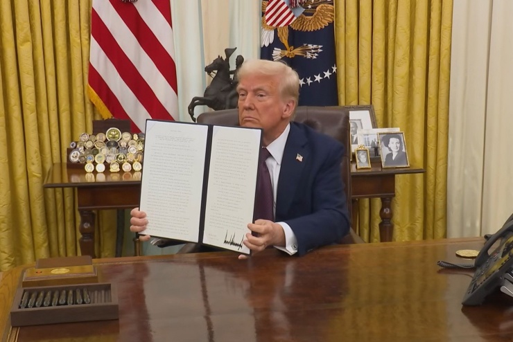 Một sắc lệnh được ông Trump ký. Ảnh: The White House