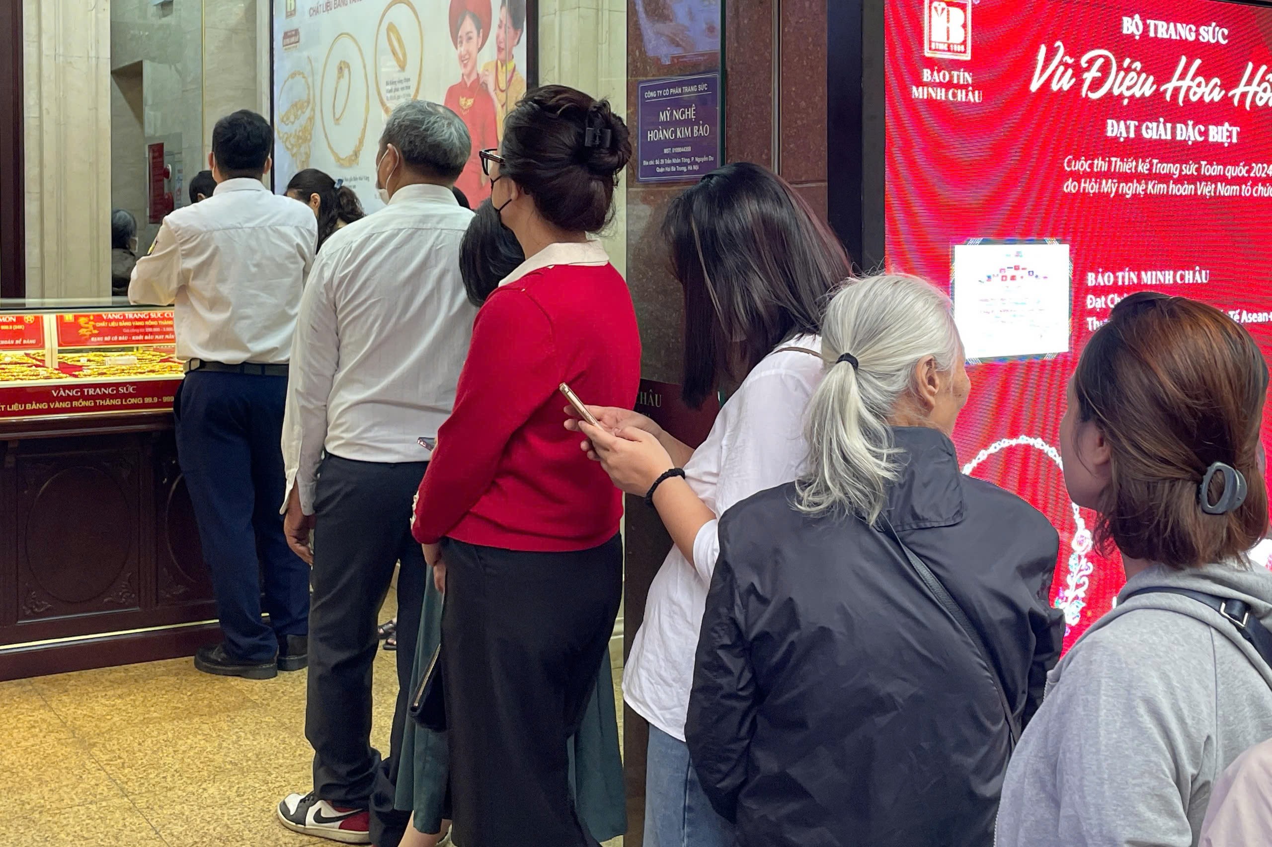 Nhiều người đứng xếp hàng mua vàng trong sáng nay, 28/3/2025 nhưng mỗi người chỉ được mua tối đa 1 chỉ vàng.