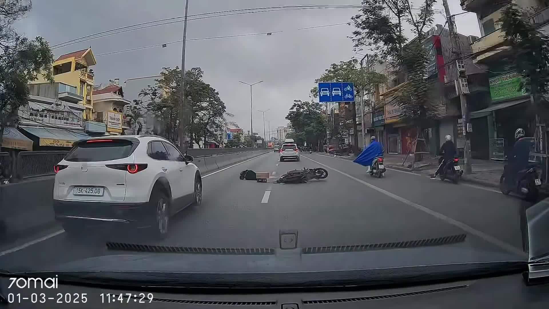 Hai xe máy va chạm, một người lao vào ôtô