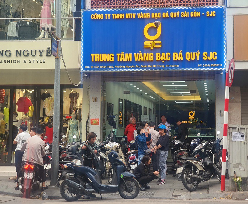 Nhiều người xếp hàng từ sớm vẫn không mua được vàng miếng.