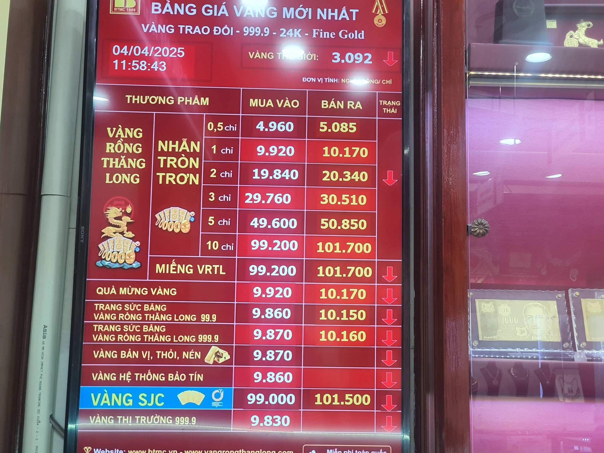 Giá vàng nhẫn và vàng miếng tiếp tục giảm mạnh.