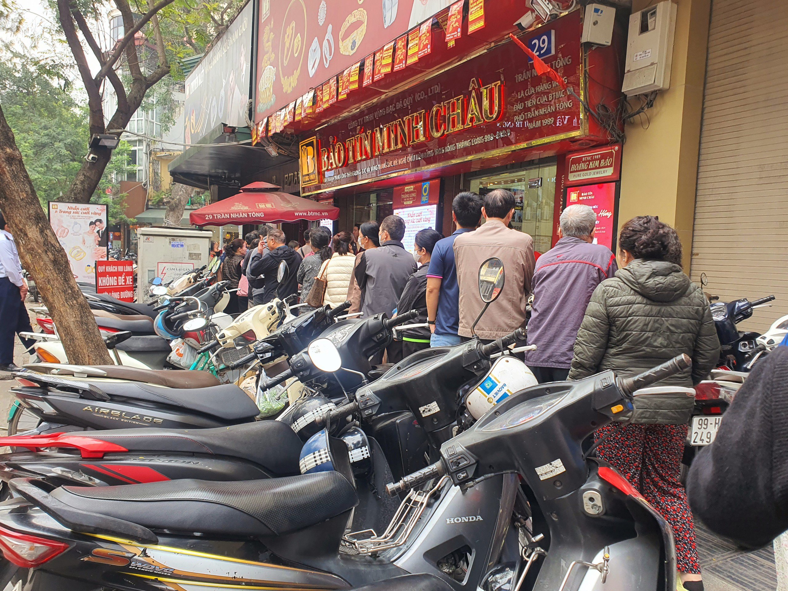 Người dân ùn ùn kéo nhau đi mua vàng khi giá "giảm sốc".