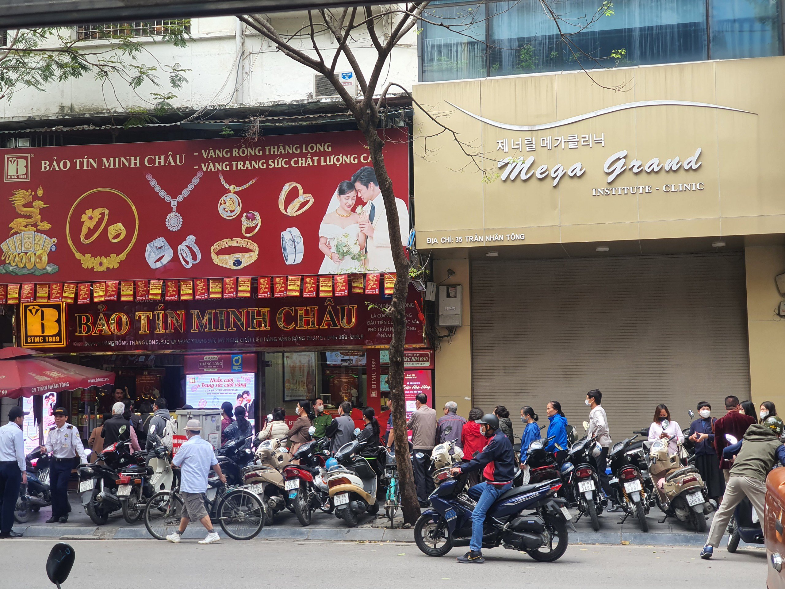 Hàng trăm người xếp hàng mua vàng sáng nay.