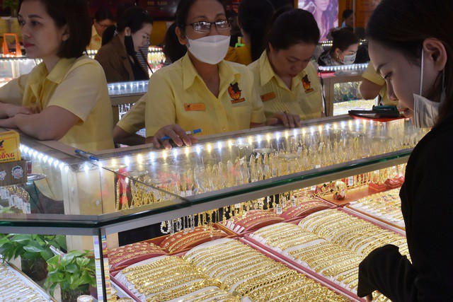 Giá vàng thế giới lúc 6 giờ ngày 3-4 lên tới 3.145 USD/ounce
