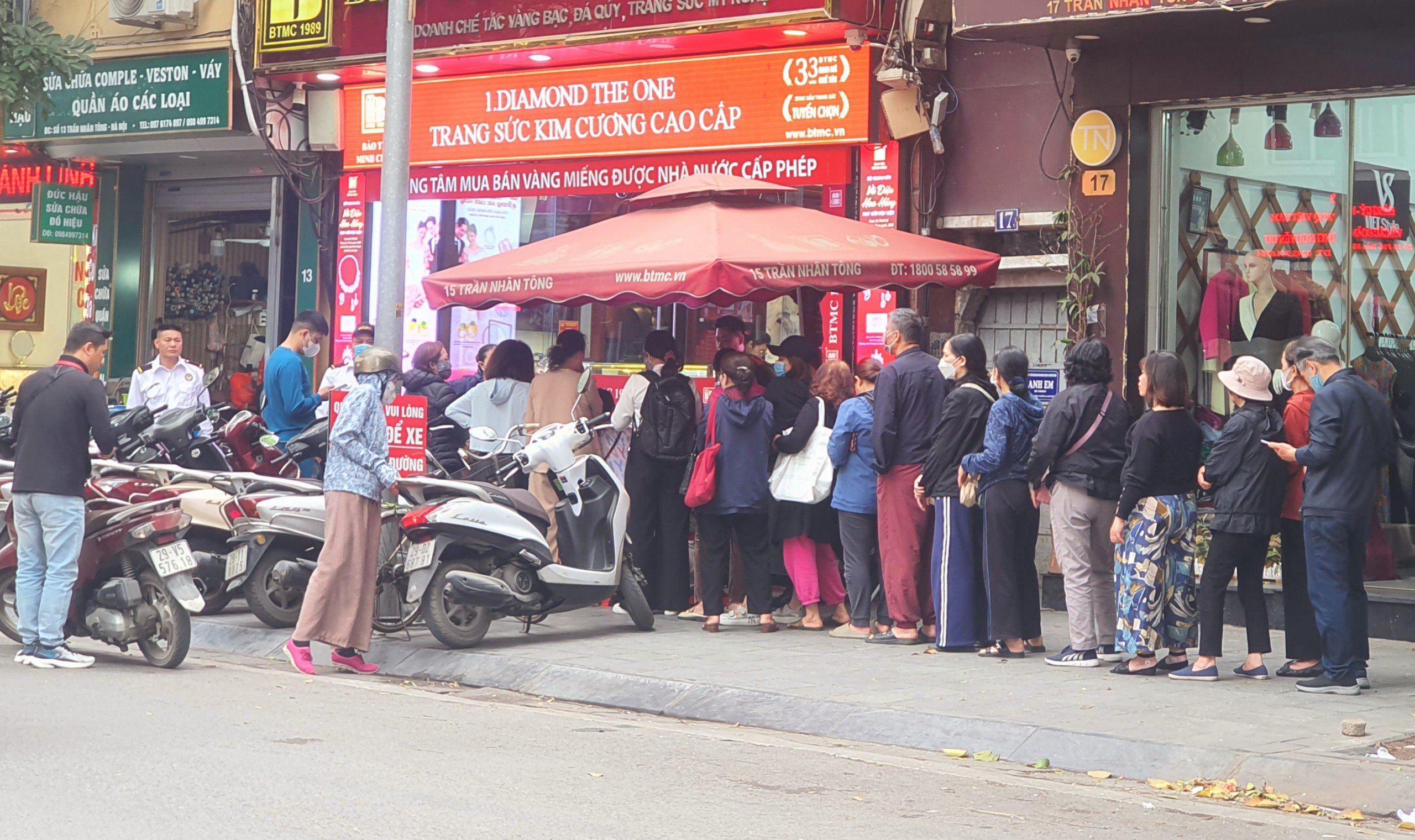 Tại cửa hàng khác cũng đông không kém.