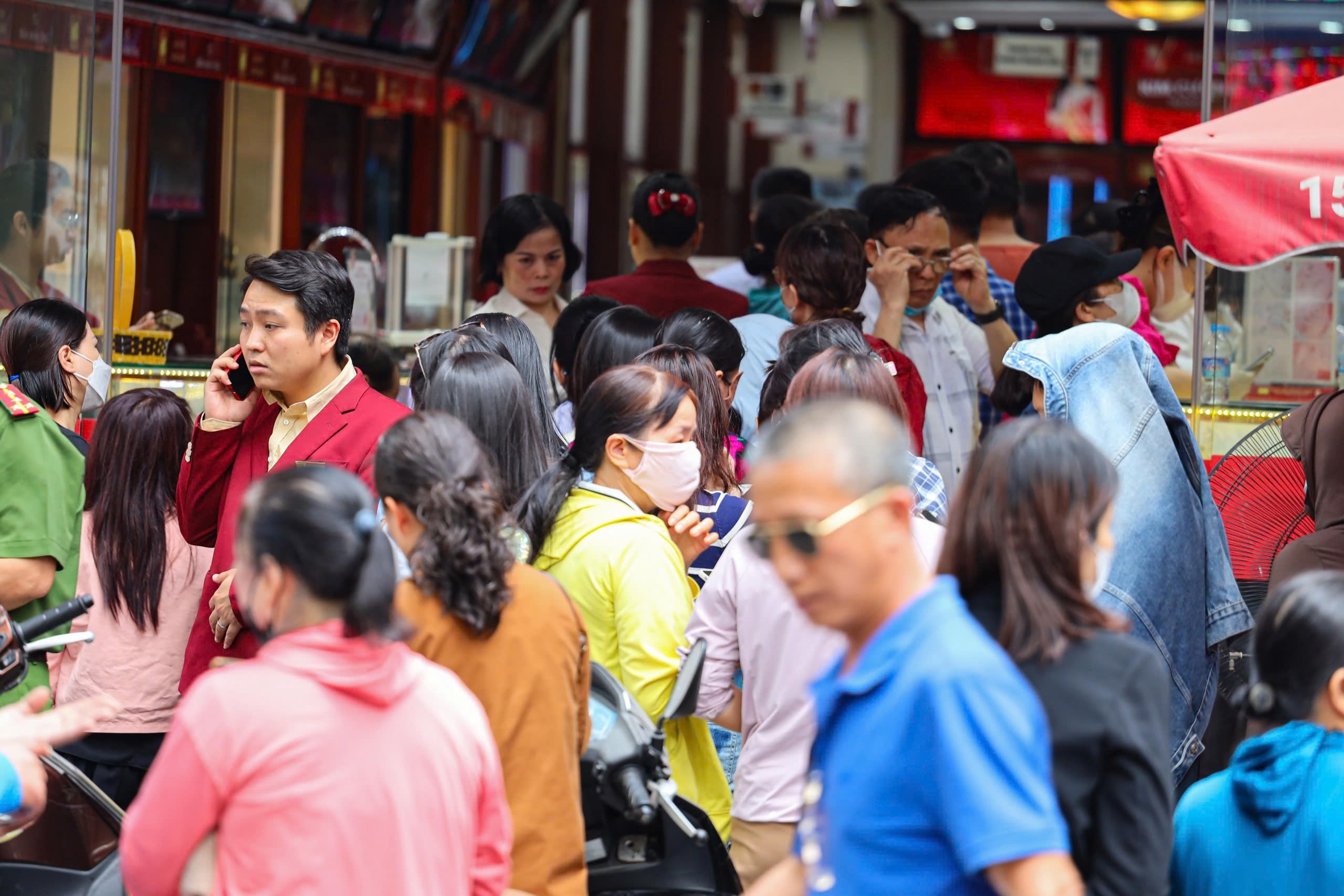 "Con tôi nó có tiền nhưng phải đi làm. Có mấy&nbsp;trăm triệu mà đi hết ngày này qua ngày khác không mua hết tiền. Hôm nay, thấy bảo cửa hàng bán ra nhiều, mỗi người mua cả chục lượng cũng có mà đông quá, tôi chờ gần 2 giờ rồi còn chưa đến lượt", bà Tươi thở dài.