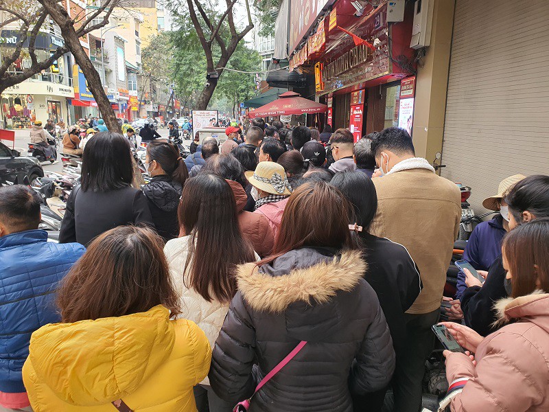 Giữa lúc hàng trăm người hàng ngày lũ lượt kéo nhau đi mua vàng từ 80-100 triệu đồng/lượng thì nhiều người vẫn chờ giá giảm để mua vào và tuột mất cơ hội mua vàng giá thấp.