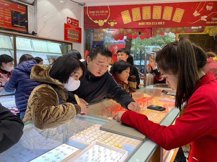 Kế hoạch mua vàng tích lũy hàng tháng của nhiều người ngày càng khó thực hiện.