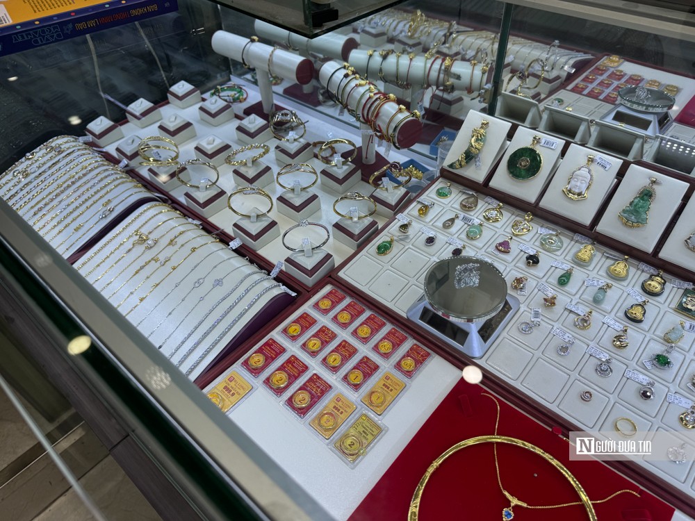 Giá vàng lập đỉnh mới, phụ huynh tranh thủ mua tích lũy cho con - 2