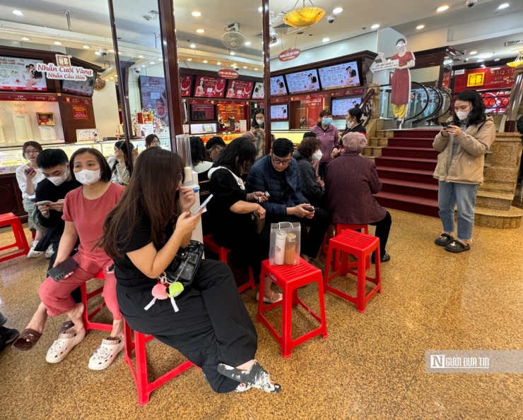 Người dân chờ đợi mua vàng tại Bảo Tín Minh Châu.