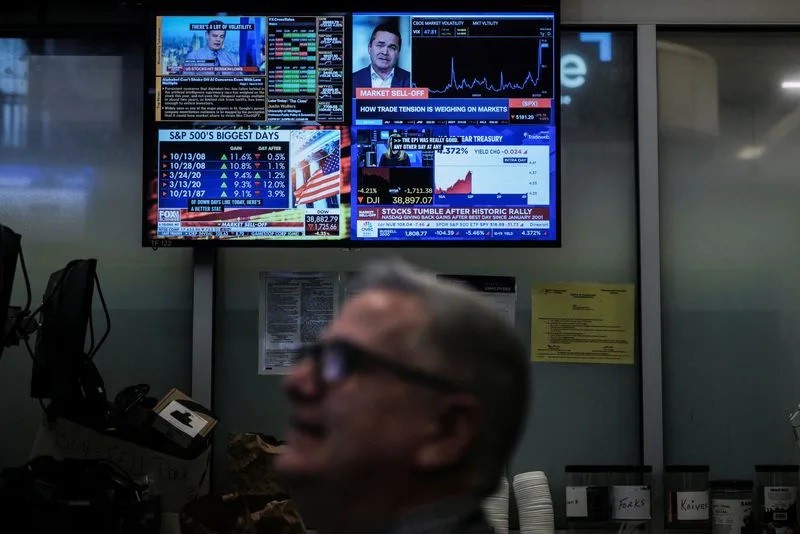 Các nhà giao dịch làm việc trên sàn giao dịch tại NYSE ở Thành phố New York&nbsp;