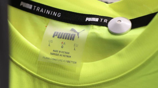 Dòng chữ "Made in Vietnam" trên mác một chiếc áo Puma. (Ảnh: Getty)