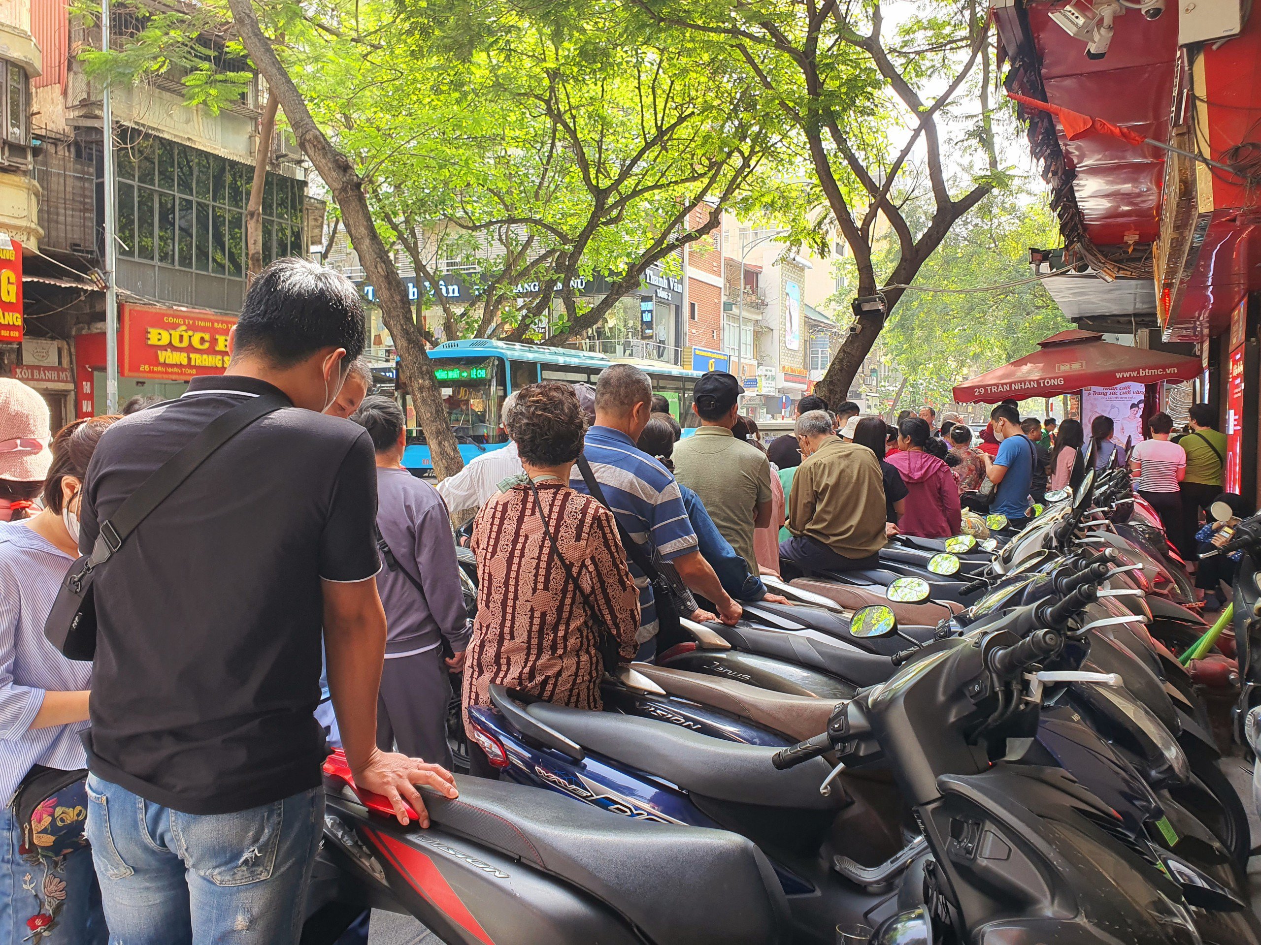 Không chỉ phải mua vàng với giá cao hơn 6 tháng trước, bà Xuân còn gặp khó khăn trong việc mua vàng. Xếp hàng từ 7 giờ sáng, đến sau vài người nhưng bà Xuân mua được có 1 chỉ vàng với giá 10,95 triệu đồng/chỉ. Vừa ra khỏi cửa hàng, bà đã thấy giá vàng đã tăng vọt lên 111 triệu đồng/lượng.
