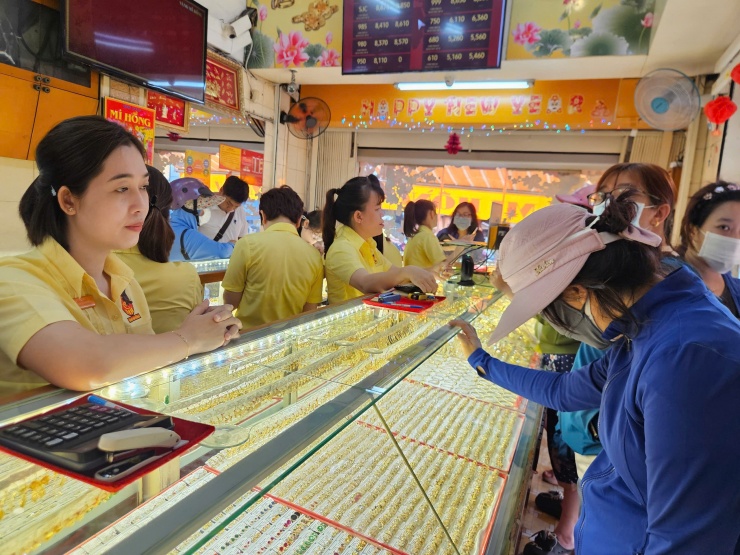 Giá vàng miếng SJC tăng vọt vào sáng nay